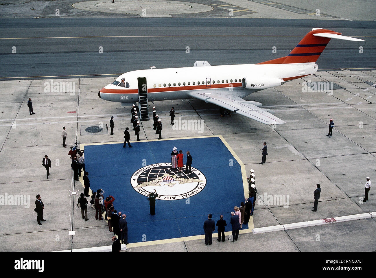 1982 - Navy sideboys in stand by per onorare la regina del Paesi Bassi, Sua Maestà la Regina Beatrice, come lei arriva per una visita. La regina è arrivato a bordo di un Fokker F-28 Fellowship aeromobili. Foto Stock