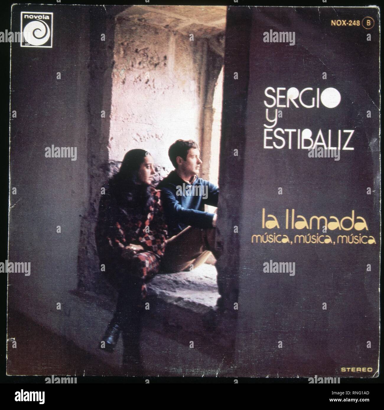 CARATULA DEL SINGOLO DE SERGIO Y ESTIBALIZ 'LA LLAMADA Musica Musica Musica'. Foto Stock