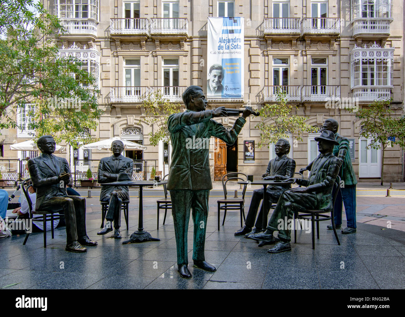 Pontevedra Galizia; Settembre 2018: scultura La Tertulia 'No moderno CafÃ©" nel centro storico della città di Pontevedra Foto Stock