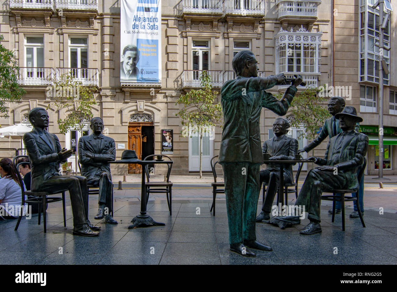 Pontevedra Galizia; Settembre 2018: scultura La Tertulia 'No moderno CafÃ©" nel centro storico della città di Pontevedra Foto Stock