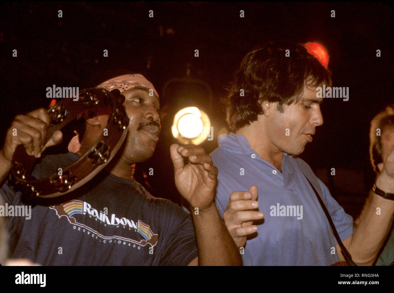 American panamense batterista jazz, compositore e bandleader, Billy Cobham è mostrata giocare fianco a fianco con Bob Weir durante un 'live' aspetto di concerto. Foto Stock