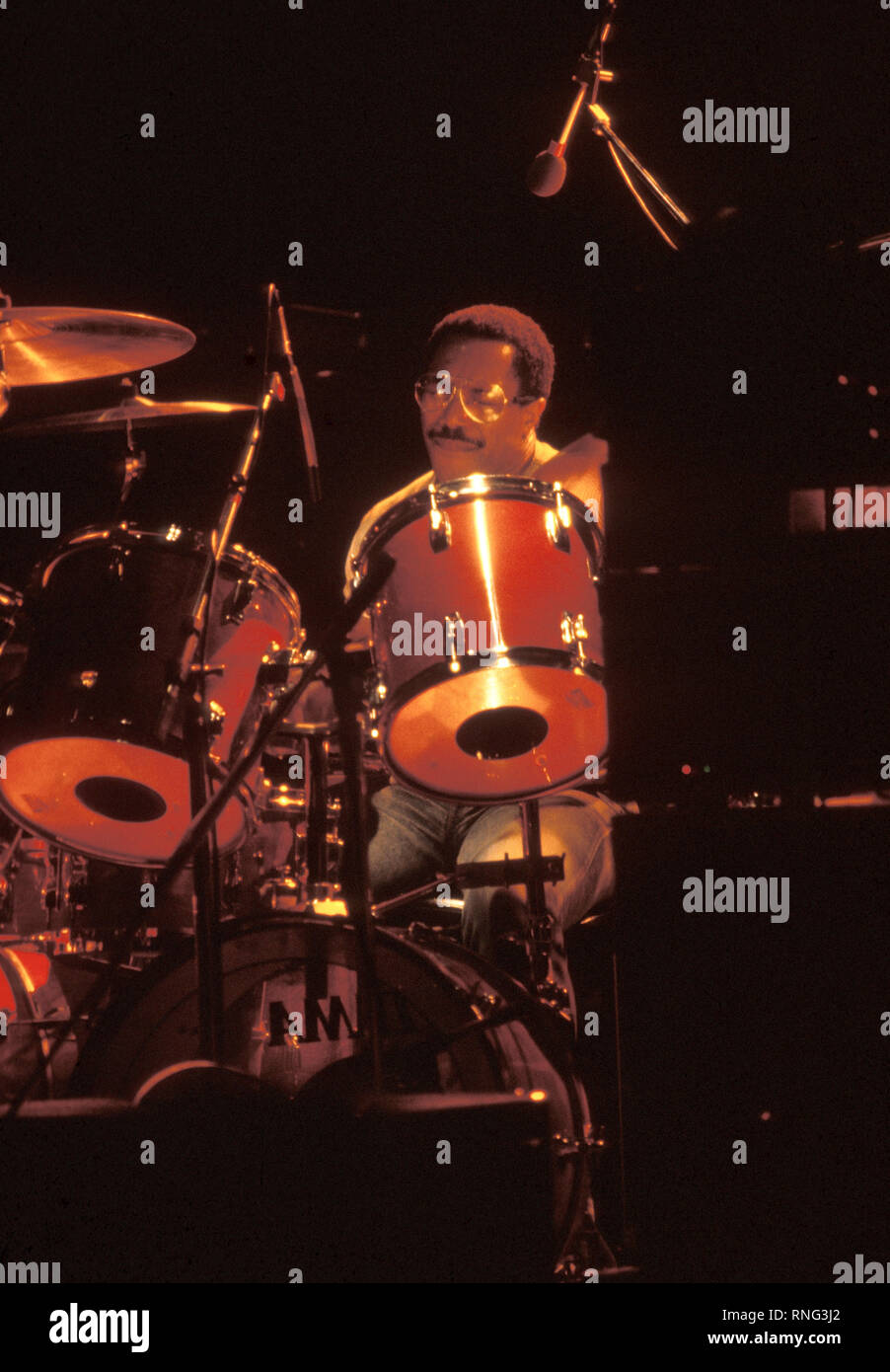 American panamense batterista jazz, compositore e bandleader, Billy Cobham è indicato di eseguire durante un 'live' aspetto di concerto. Foto Stock