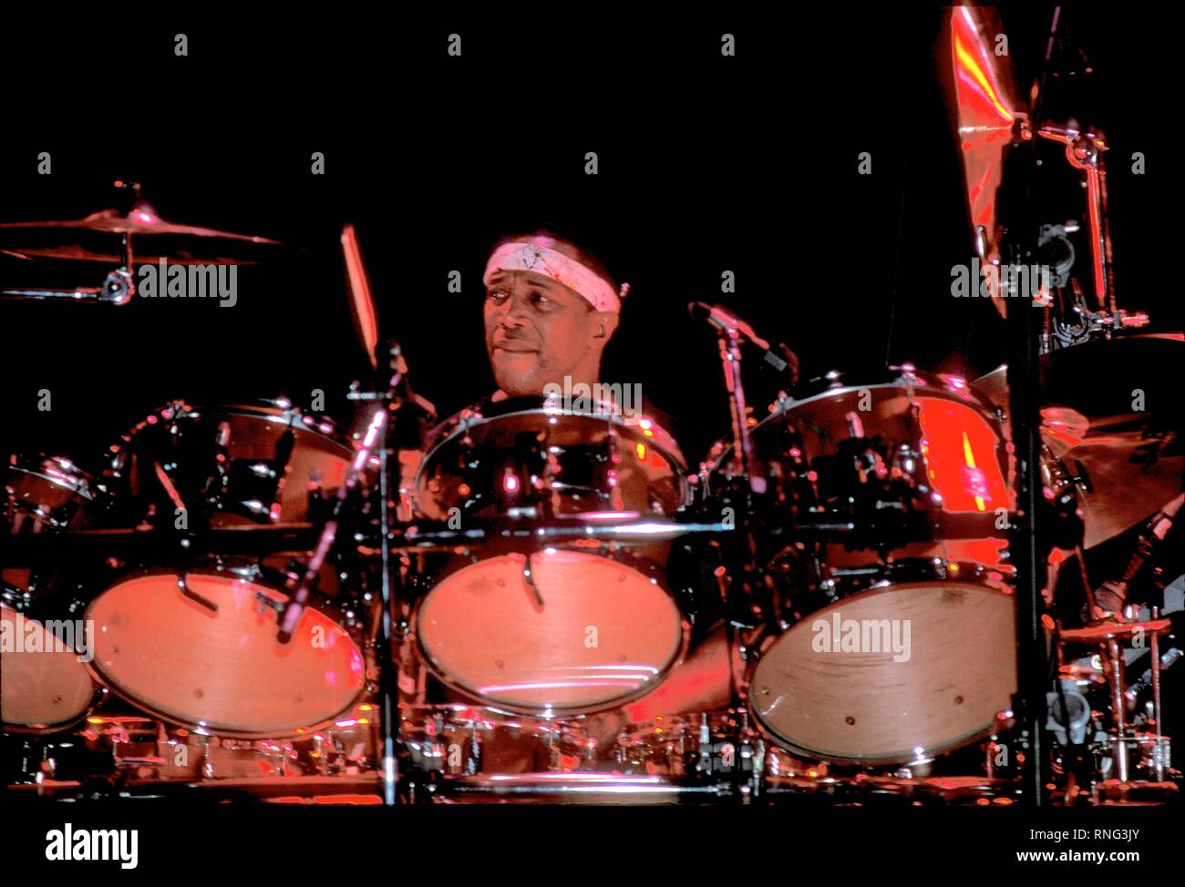American panamense batterista jazz, compositore e bandleader, Billy Cobham è indicato di eseguire durante un 'live' aspetto di concerto. Foto Stock