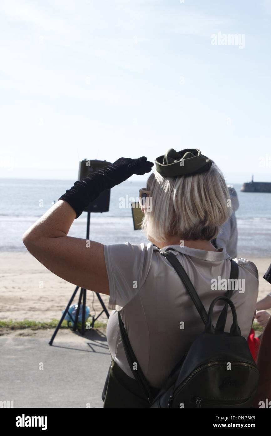 Donna che guarda fuori per vedere presso il festival di Elvis in Porthcawl, 2018 Foto Stock