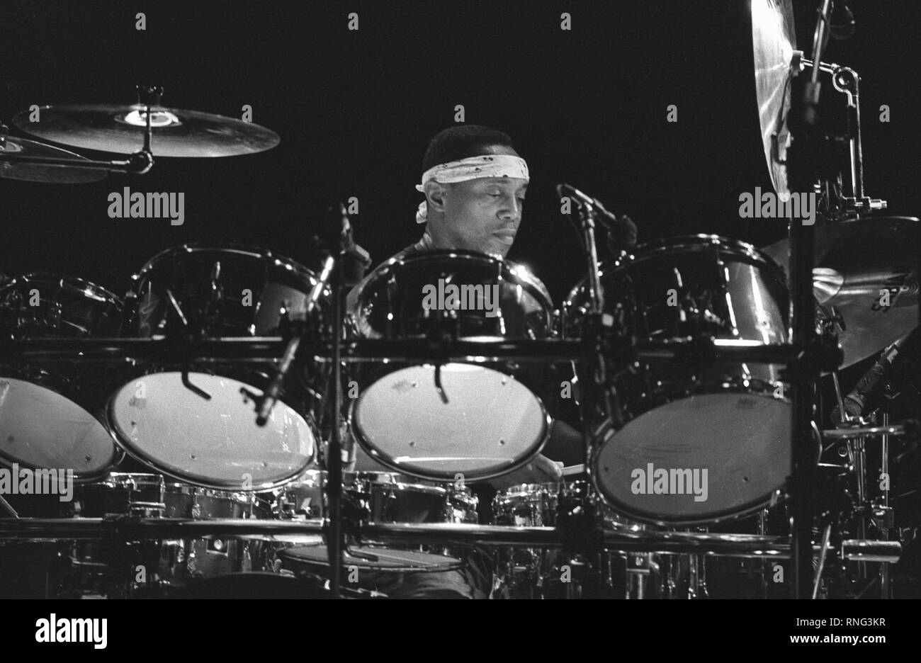 Il batterista Billy Cobham è mostrato esibirsi sul palco durante un 'live' aspetto di concerto. Foto Stock
