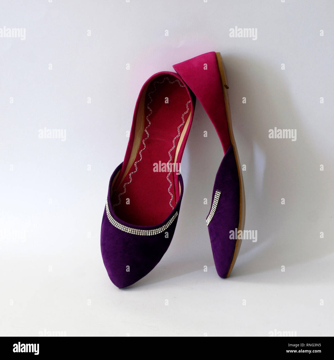 Scarpe tipiche pakistane per donna, colore fucsia Foto stock - Alamy