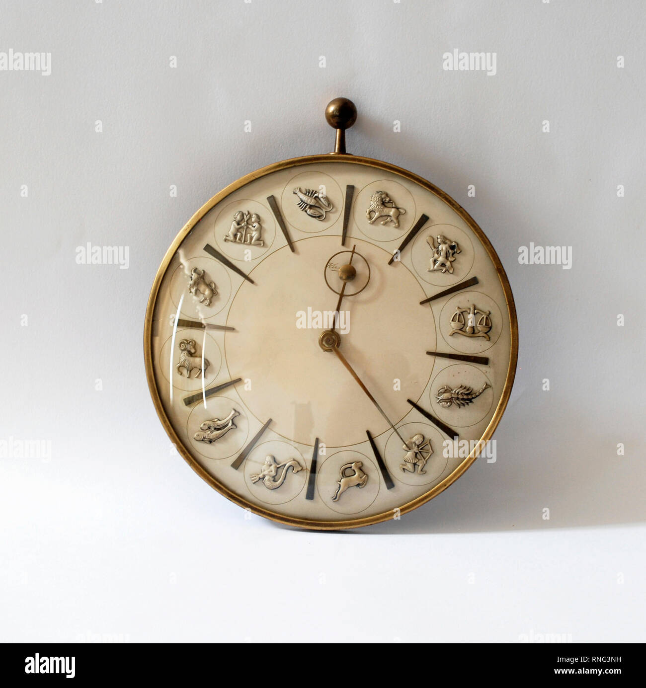 Vecchio orologio in bronzo con i segni del sodiaco Foto Stock