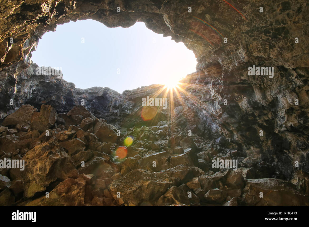 Apertura sul soffitto del tunnel indiano grotta di crateri della luna monumento nazionale, Idaho, Stati Uniti d'America. Foto Stock