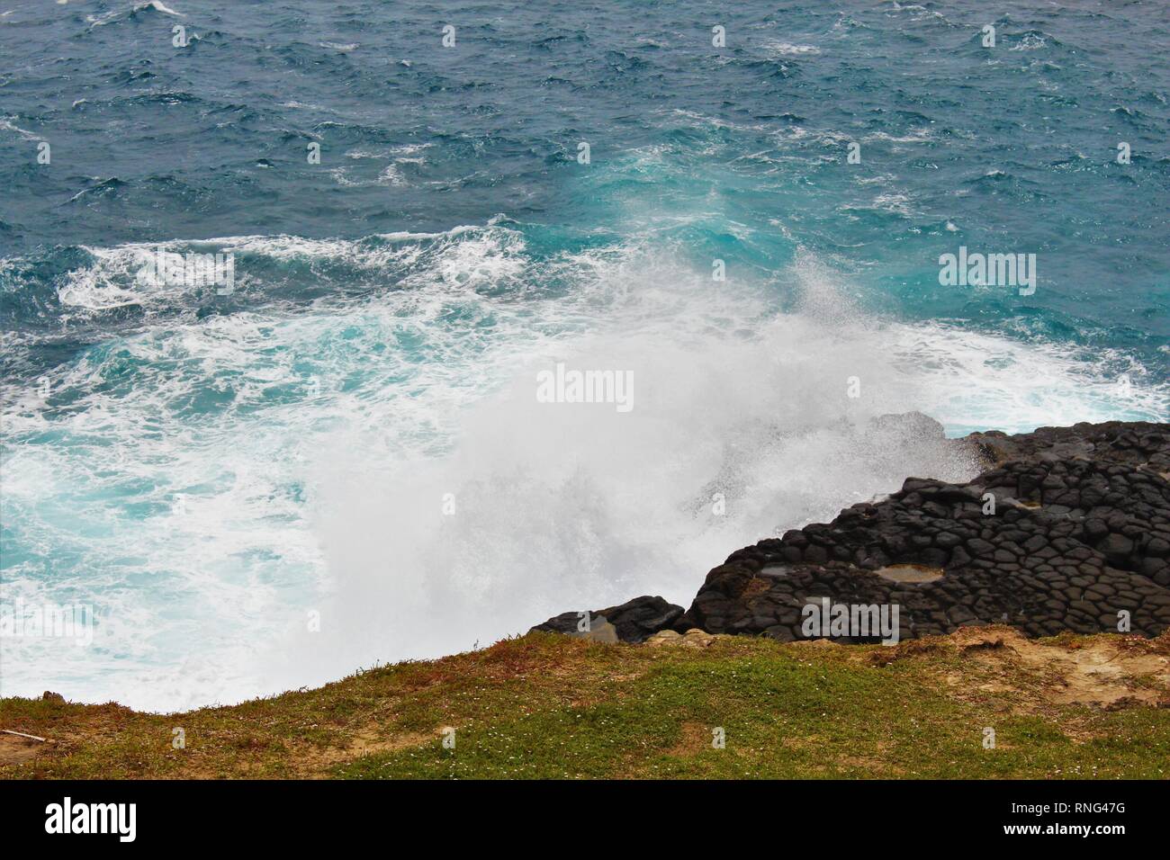 Onde che si infrangono contro le rocce della costa sud dell'Australia Foto Stock