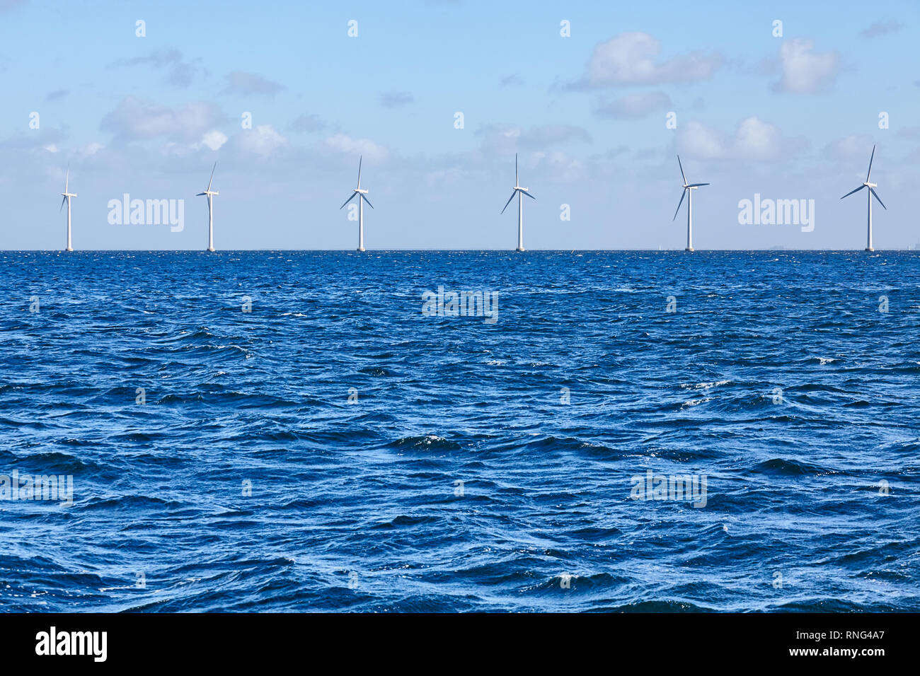 Offshore wind farm, natura e industria il concetto di coesistenza. Foto Stock