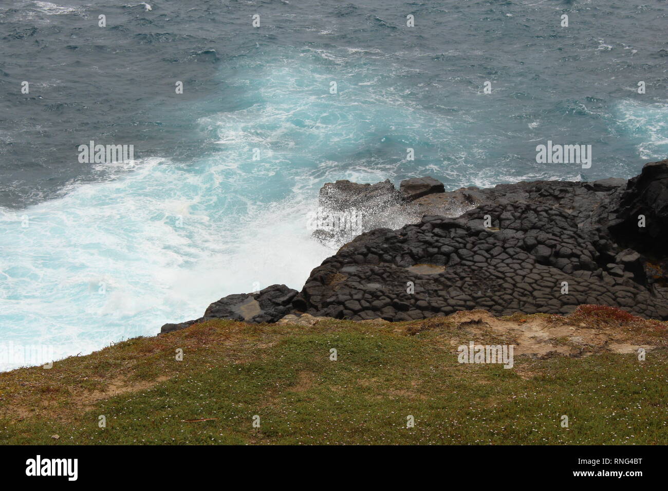 Violente onde che si infrangono sulla South Australian coast Foto Stock