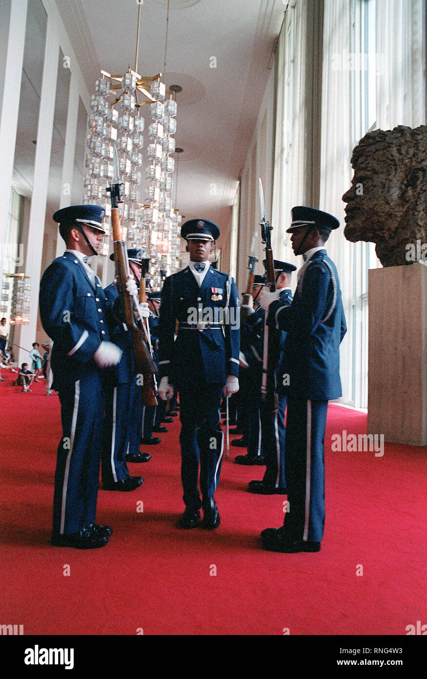 Gli Stati Uniti Air Force Presidential Guardia d'Onore Drill Team in formazione all'interno del John F. Kennedy Center per le Arti Performative. Foto Stock