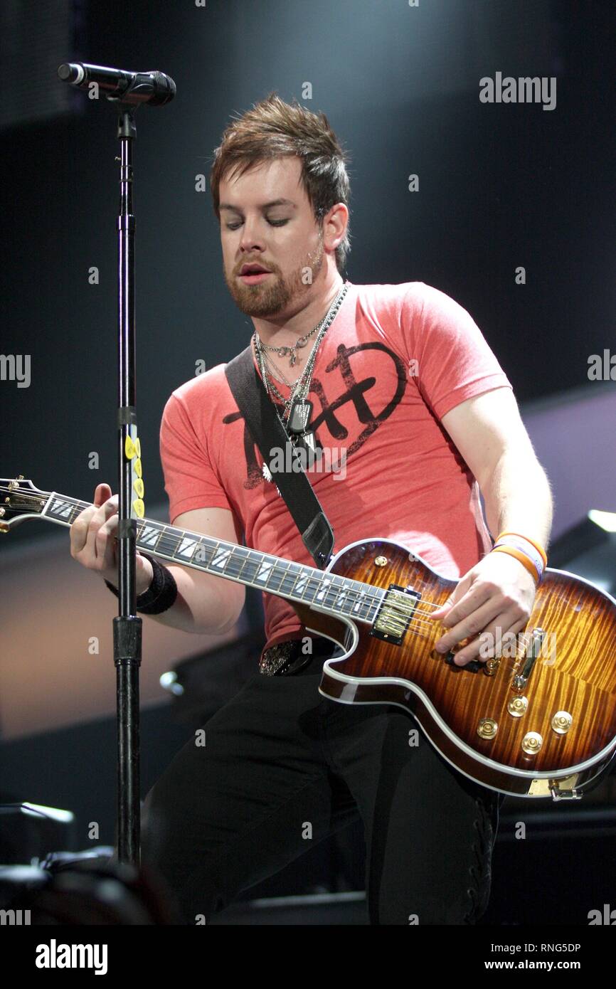 Vincitrice del premio American Idol David Cook è mostrato esibirsi sul palco durante un concerto aspetto. Foto Stock