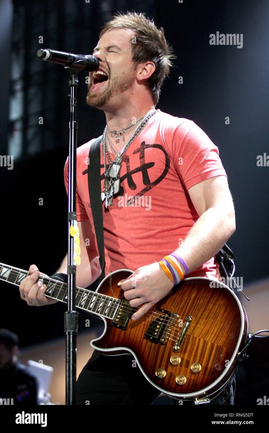 Vincitrice del premio American Idol David Cook è mostrato esibirsi sul palco durante un concerto aspetto. Foto Stock