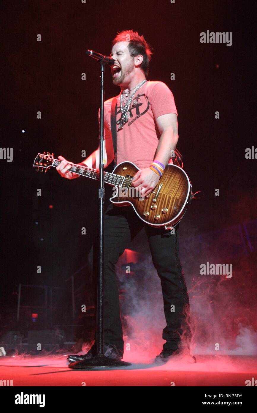 Vincitrice del premio American Idol David Cook è mostrato esibirsi sul palco durante un concerto aspetto. Foto Stock