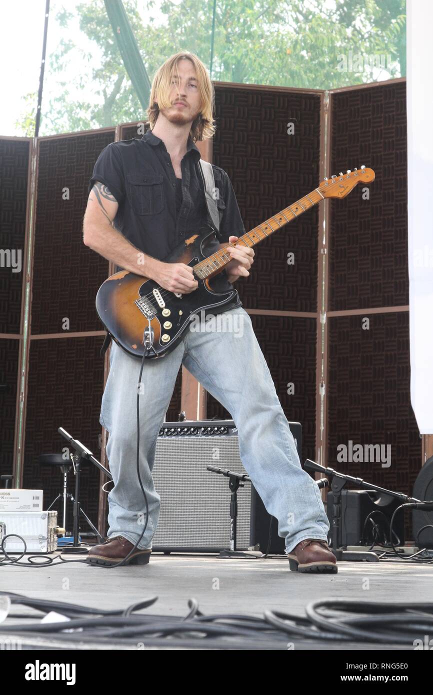 Cantante, compositore e chitarrista Eli Cook è mostrato esibirsi sul palco durante un 'live' aspetto di concerto. Foto Stock
