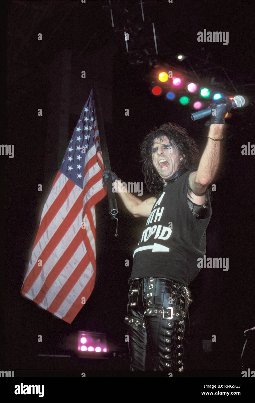 Cantante e cantautore di Alice Cooper (nato Vincent Damon Furnier) è mostrato sul palco durante un 'live' prestazioni di concerto. Foto Stock