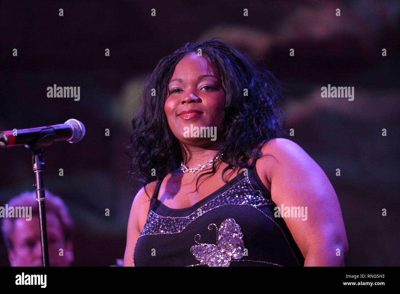 Cantante Blues Shemekia Copeland è mostrato a cantare sul palco durante un 'live' in concerto le prestazioni. Foto Stock