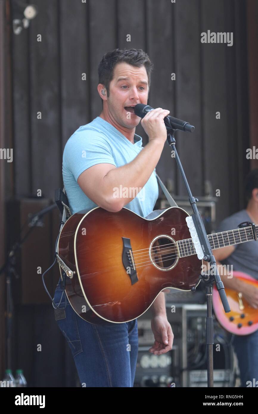 Musica Country cantante Easton Corbin è mostrato esibirsi sul palco durante un 'live' aspetto di concerto. Foto Stock