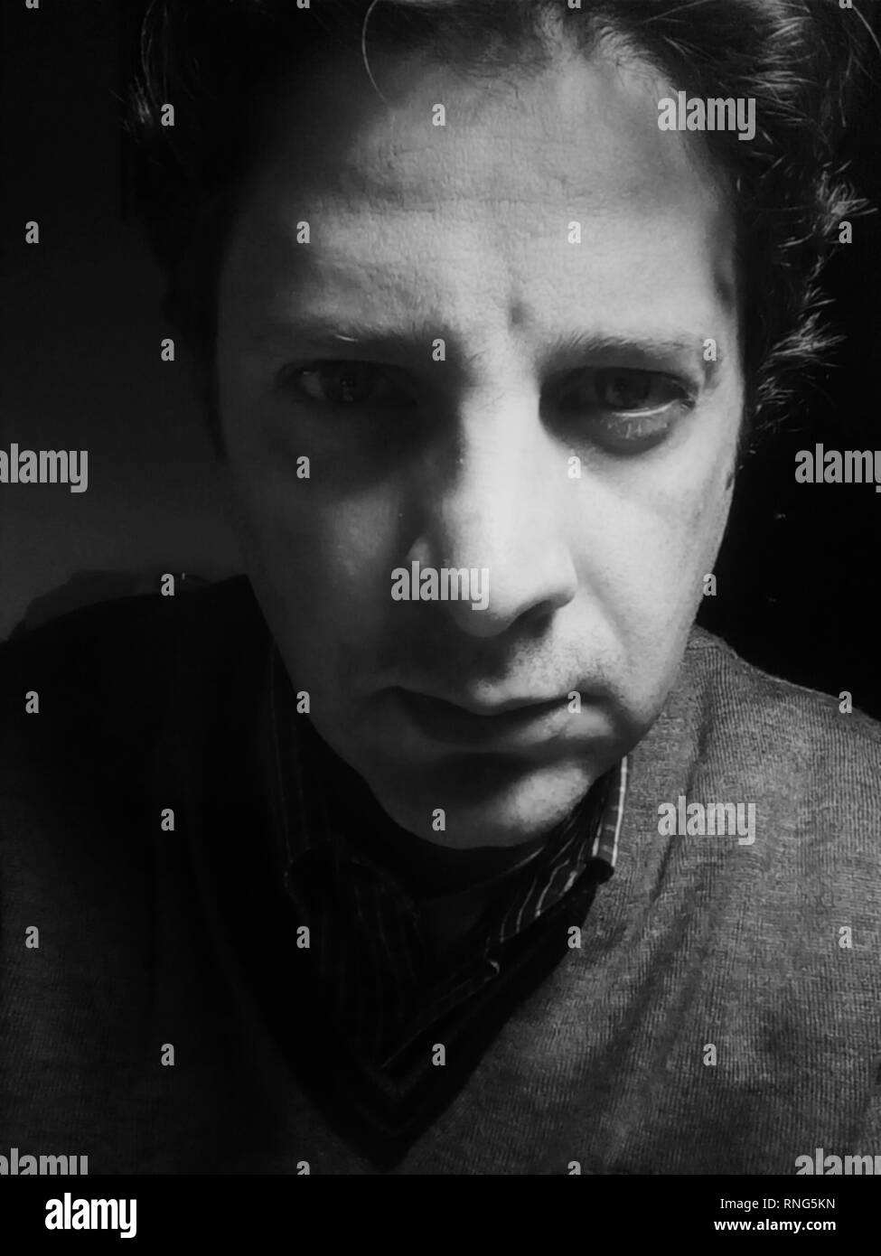 L'uomo il ritratto nelle tenebre - foto in bianco e nero Foto Stock