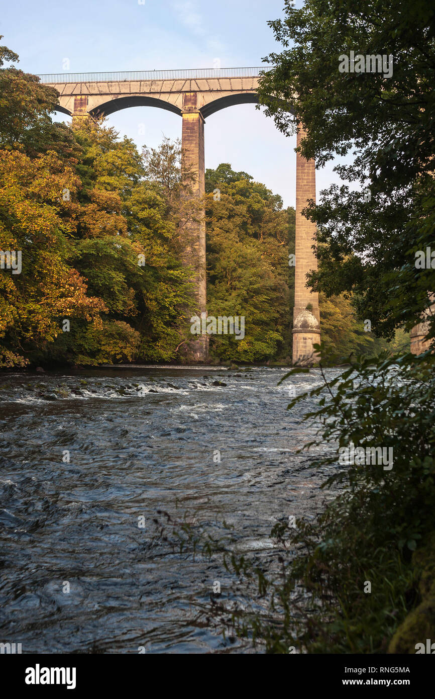 Il Pontcysllyte acquedotto, portante il Llangollen Canal oltre il fiume Dee, Wrexham, Galles Foto Stock