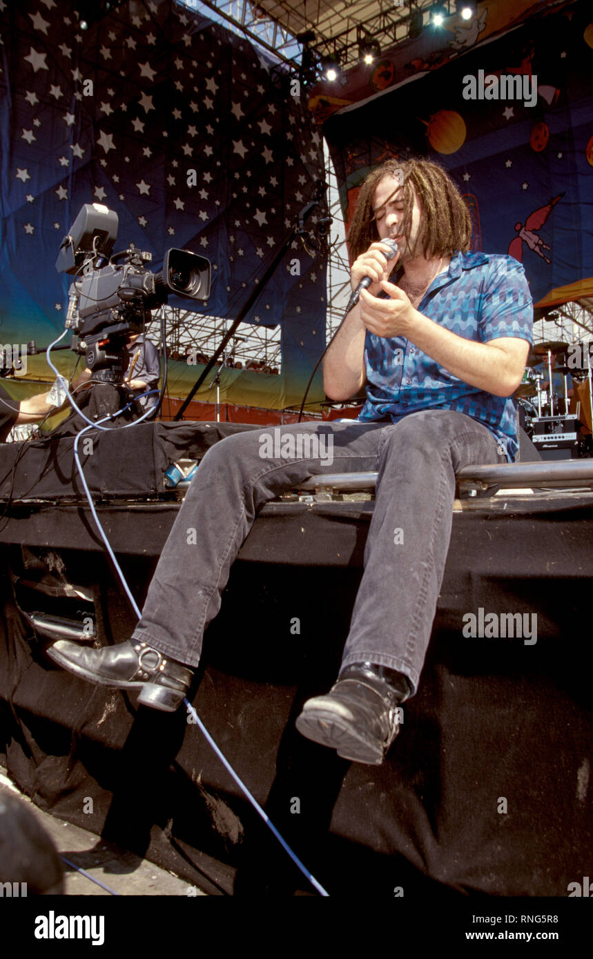 Il cantante Adam Duritz dei Counting Crows è mostrato il palcoscenico di Woodstock '99. Foto Stock