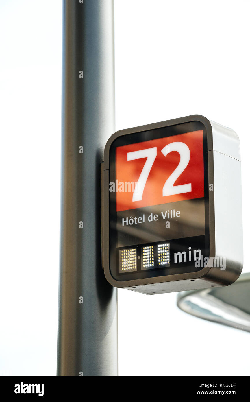 Hotel de Ville municipio stazione degli autobus per numero 72 con un ritardo di 15 minuti - informazioni digitali segno alla stazione degli autobus a Parigi Foto Stock