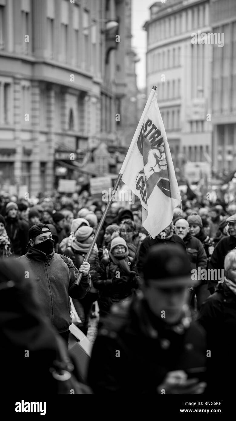 Strasburgo, Francia - Mar 22, 2018: CGT Confederazione Generale del Lavoro Lavoratori con striscione alla manifestazione di protesta contro Macron governo francese stringa di riforme - in bianco e nero Foto Stock