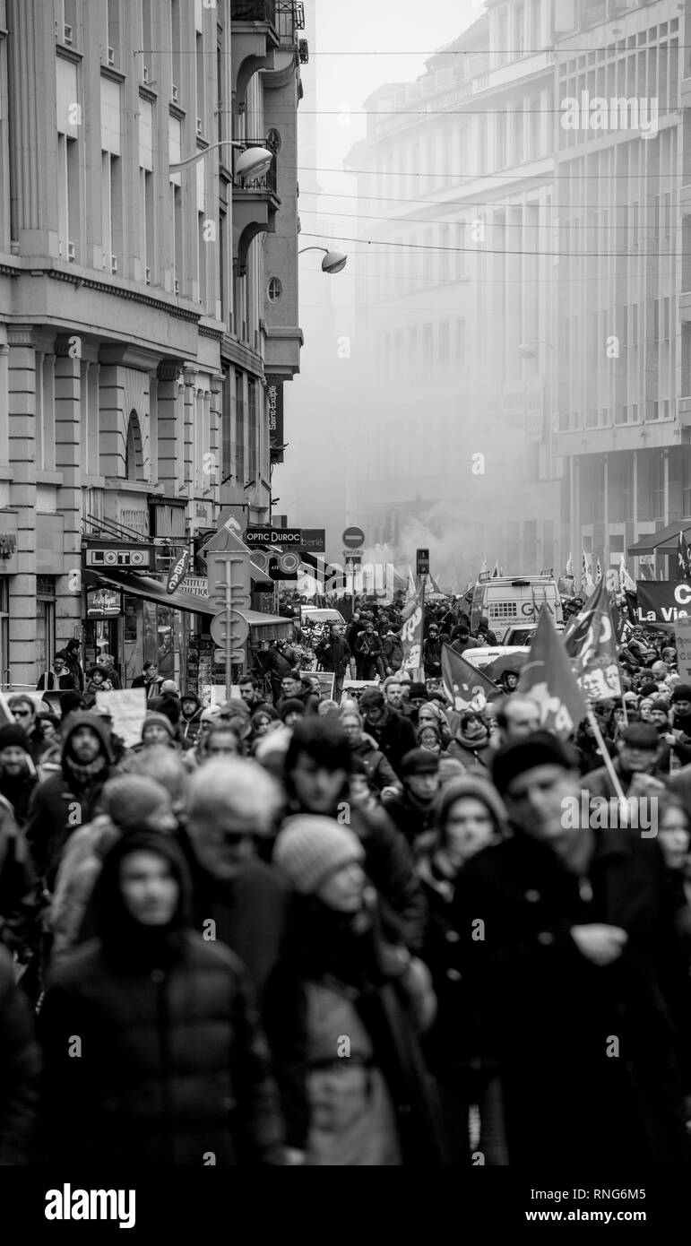 Strasburgo, Francia - Mar 22, 2018: CGT Confederazione Generale del Lavoro Lavoratori con striscione alla manifestazione di protesta contro Macron governo francese string delle riforme - vista prospettica con fumo granata in background del popolo francese Foto Stock