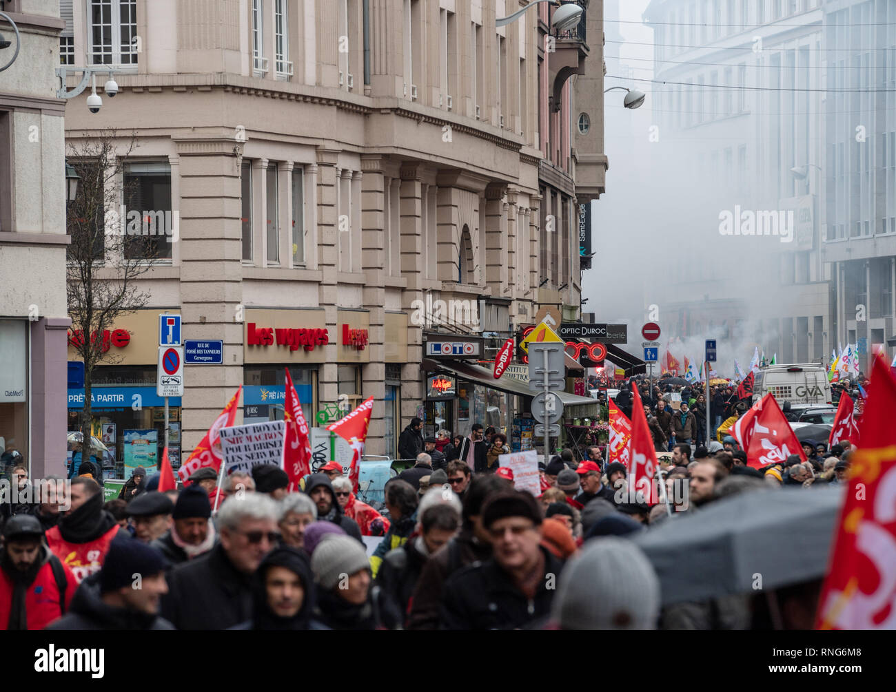 Strasburgo, Francia - Mar 22, 2018: CGT Confederazione Generale del Lavoro Lavoratori con striscione alla manifestazione di protesta contro Macron governo francese string delle riforme - Foto Stock