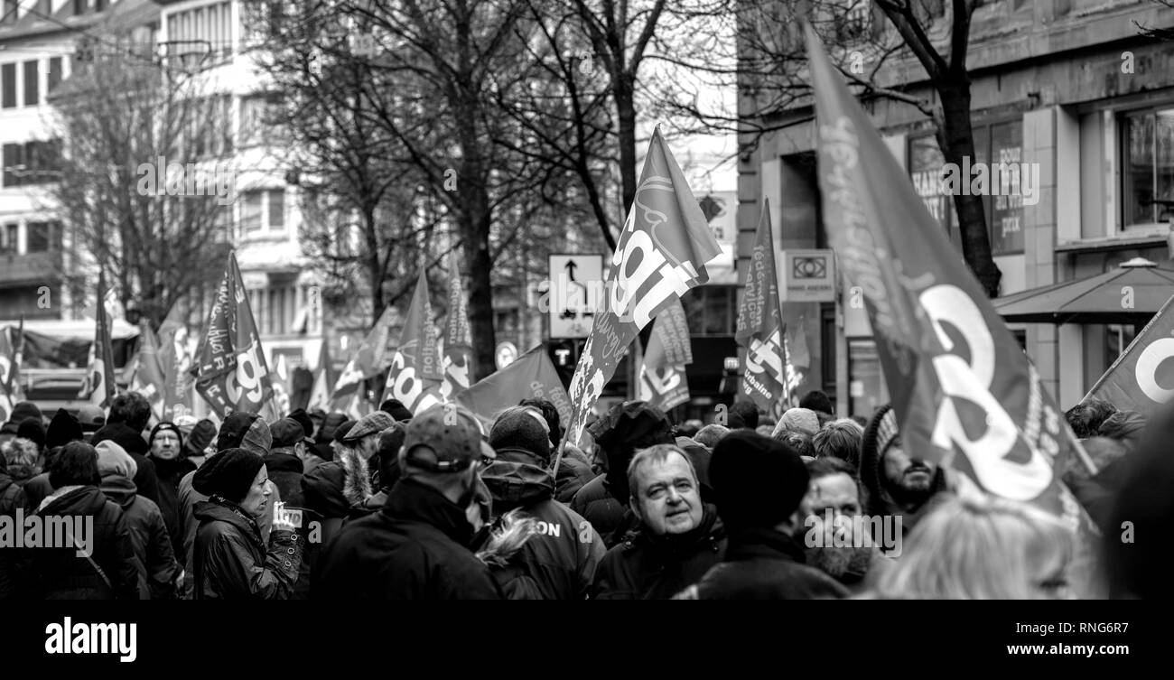 Strasburgo, Francia - Mar 22, 2018: CGT Confederazione Generale del Lavoro Lavoratori con striscione alla manifestazione di protesta contro Macron governo francese string delle riforme - chiuso via centrale di persone con bandiere Foto Stock