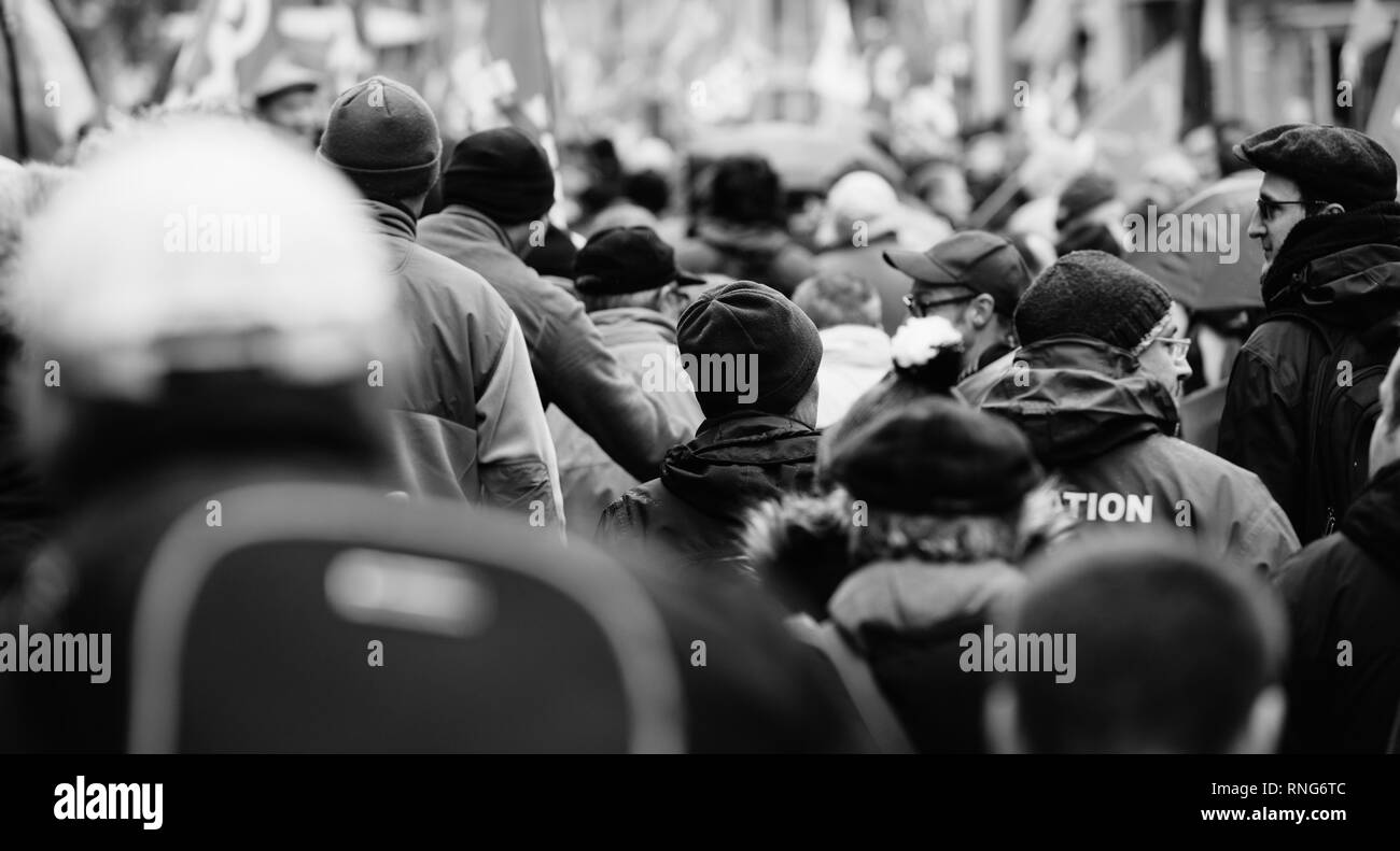 Strasburgo, Francia - Mar 22, 2018: vista posteriore della folla di manifestanti a CGT Confederazione Generale del Lavoro Lavoratori con striscione alla manifestazione di protesta contro Macron governo francese stringa di riforme - in bianco e nero Foto Stock