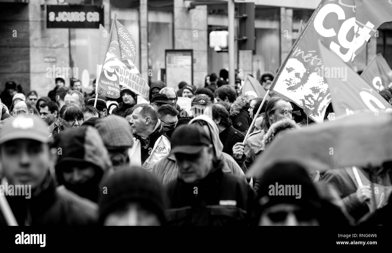 Strasburgo, Francia - Mar 22, 2018: CGT Confederazione Generale del Lavoro Lavoratori con striscione alla manifestazione di protesta contro Macron governo francese string delle riforme - adulti e giovani in marcia con bandiere Foto Stock