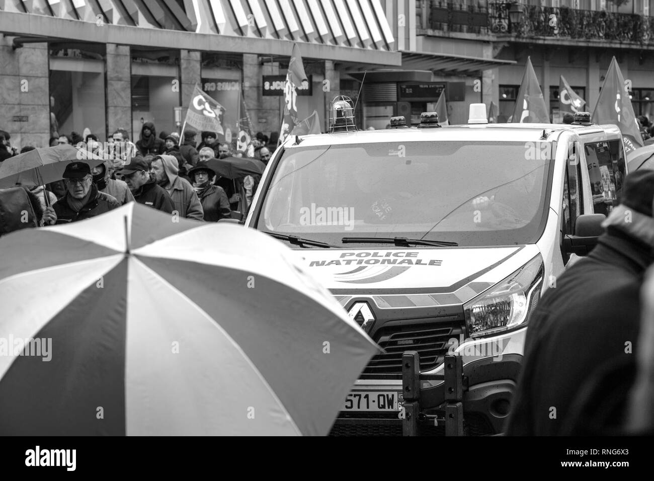 Strasburgo, Francia - Mar 22, 2018: CGT Confederazione Generale del Lavoro Lavoratori con striscione alla manifestazione di protesta contro Macron governo francese string delle riforme - polizia van sorvegliare i manifestanti nel centro di Place de l'Homme de Fer Foto Stock