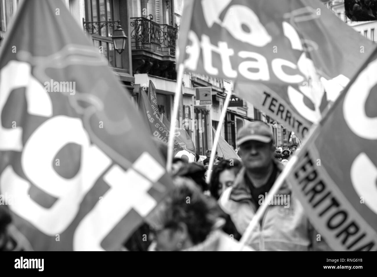 Strasburgo, Francia - Mar 22, 2018: CGT Confederazione Generale del Lavoro Lavoratori con striscione alla manifestazione di protesta contro Macron governo francese string delle riforme - più flag detenute dalla prima fila di manifestanti Foto Stock