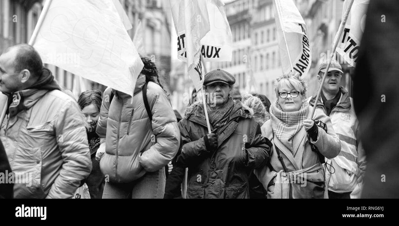 Strasburgo, Francia - Mar 22, 2018: CGT Confederazione Generale del Lavoro Lavoratori con striscione alla manifestazione di protesta contro Macron governo francese string delle riforme - gli anziani nella parte anteriore della prima fila di manifestanti Foto Stock