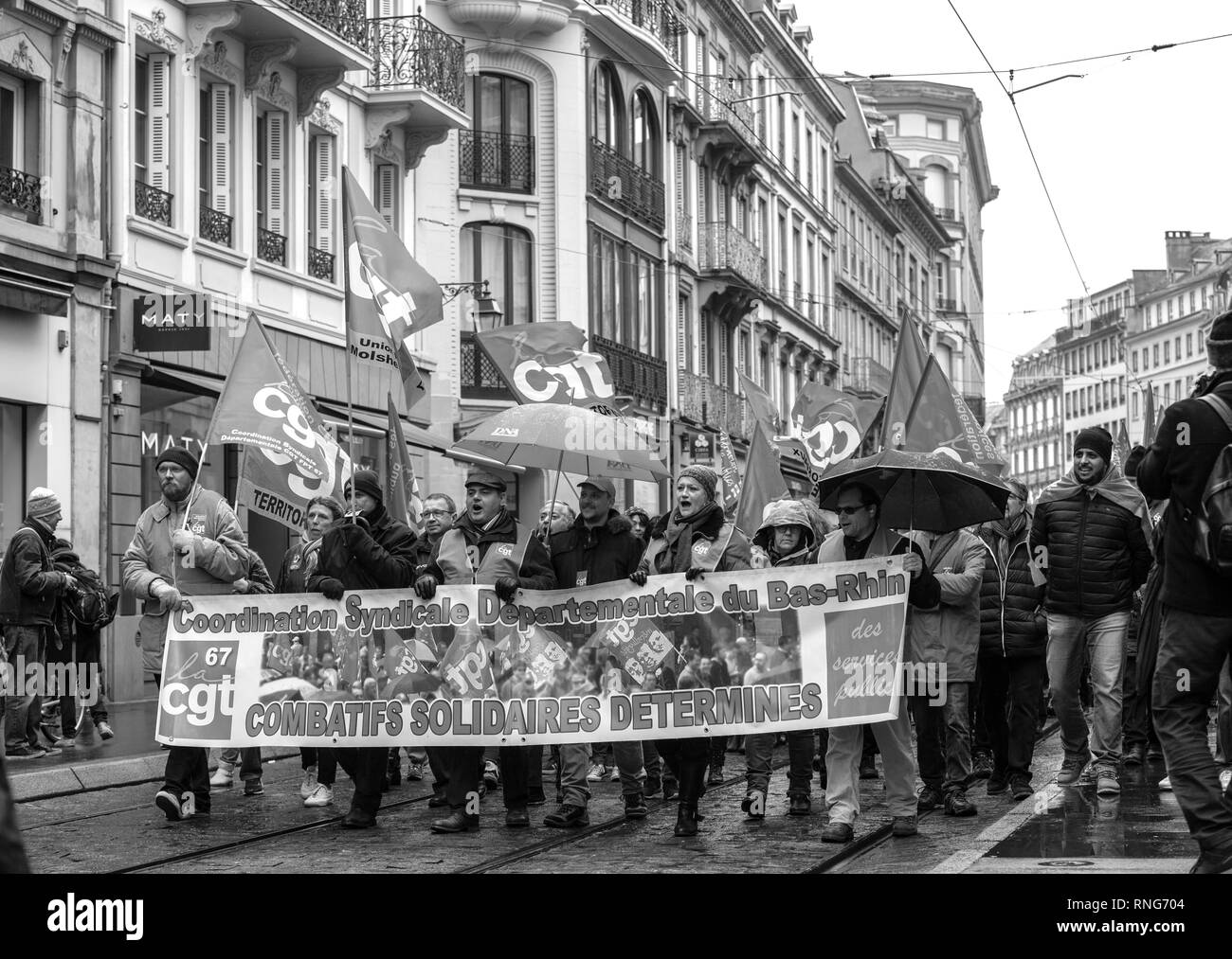 Strasburgo, Francia - Mar 22, 2018: CGT Confederazione Generale del Lavoro Lavoratori con striscione alla manifestazione di protesta contro Macron governo francese string delle riforme - persone con grande striscione combatif solidali determina Foto Stock