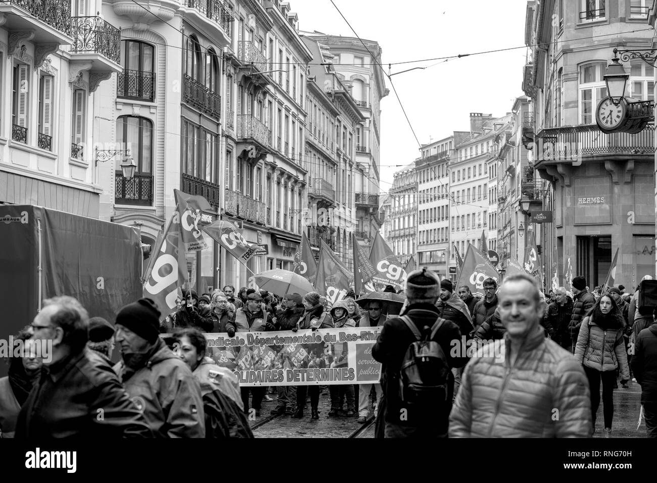 Strasburgo, Francia - Mar 22, 2018: CGT Confederazione Generale del Lavoro Lavoratori con striscione alla manifestazione di protesta contro Macron governo francese string delle riforme - via centrale di dimostrazione Foto Stock