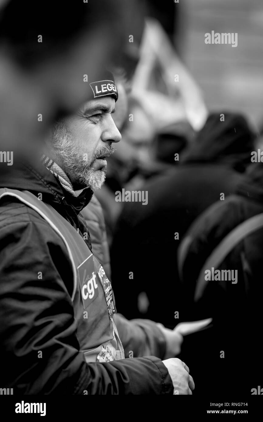 Strasburgo, Francia - Mar 22, 2018: CGT Confederazione Generale del Lavoro Lavoratori con striscione alla manifestazione di protesta contro Macron governo francese string delle riforme - uomo manifesto di contenimento flyer - Vista laterale Foto Stock