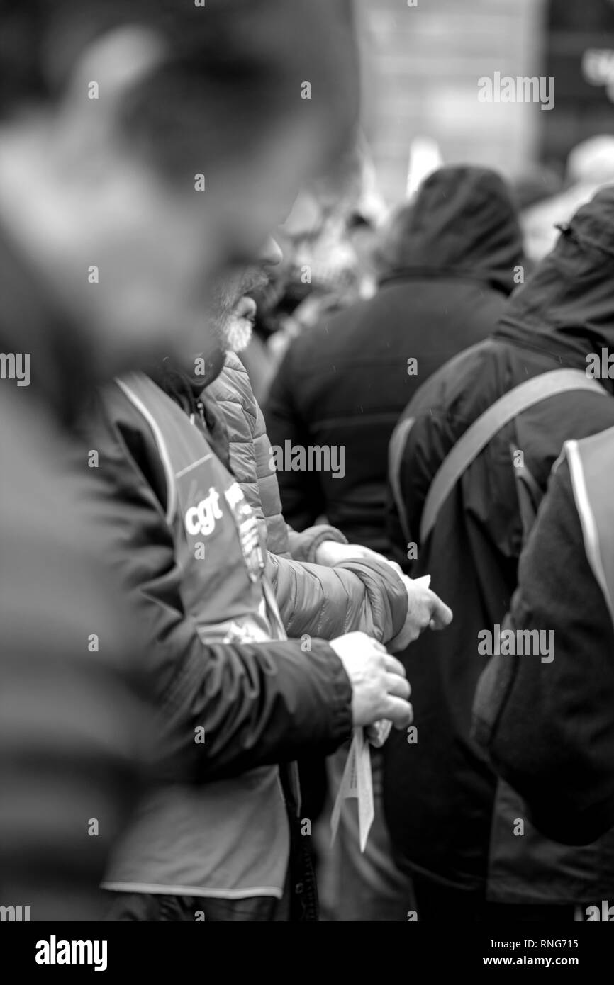 Strasburgo, Francia - Mar 22, 2018: CGT Confederazione Generale del Lavoro Lavoratori con striscione alla manifestazione di protesta contro Macron governo francese string delle riforme - uomo manifesto di contenimento flyer - Vista laterale Foto Stock