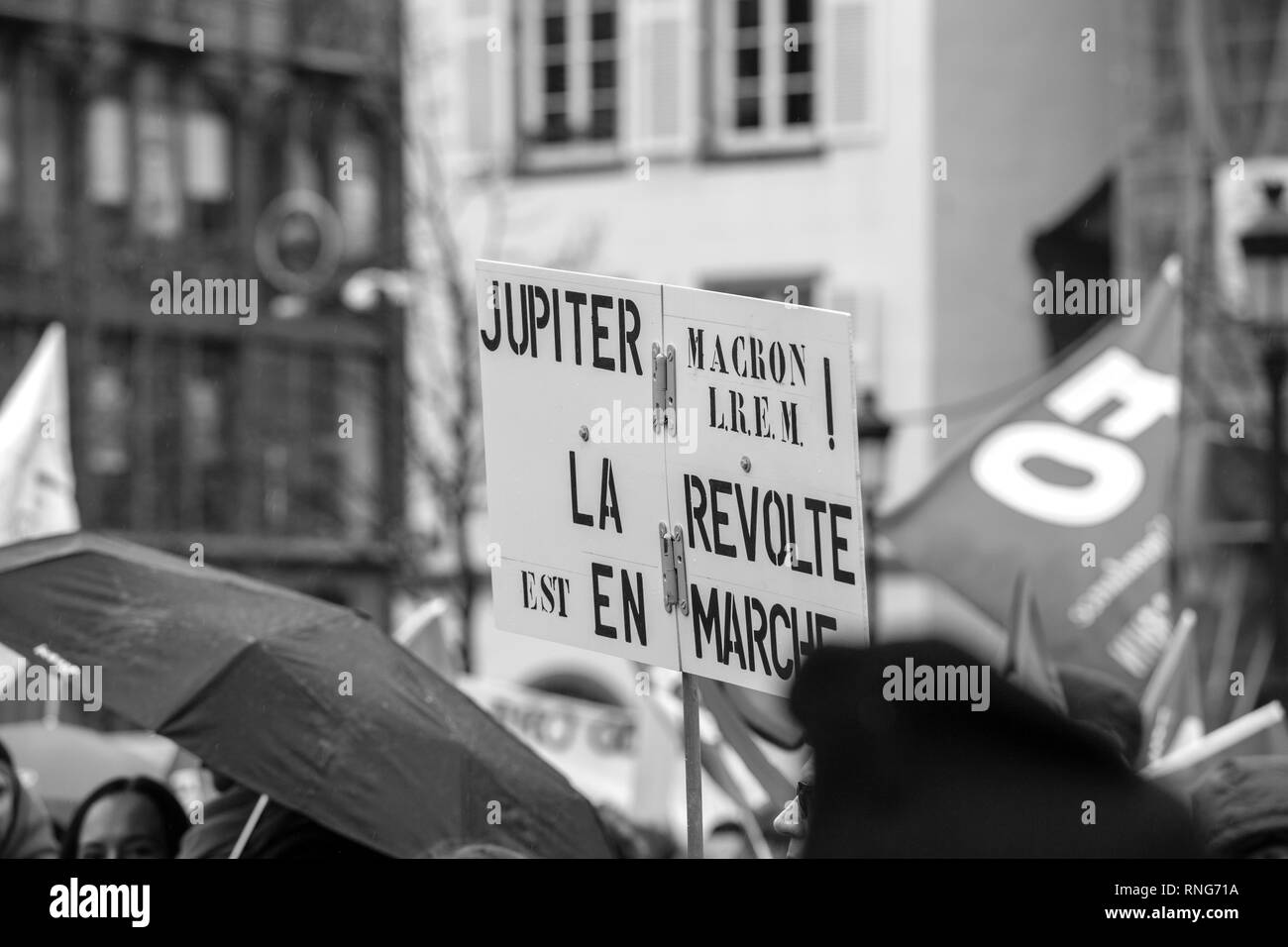Strasburgo, Francia - Mar 22, 2018: CGT Confederazione Generale del Lavoro Lavoratori con striscione alla manifestazione di protesta contro Macron governo francese string delle riforme - Persone con Giove Macron poster Foto Stock