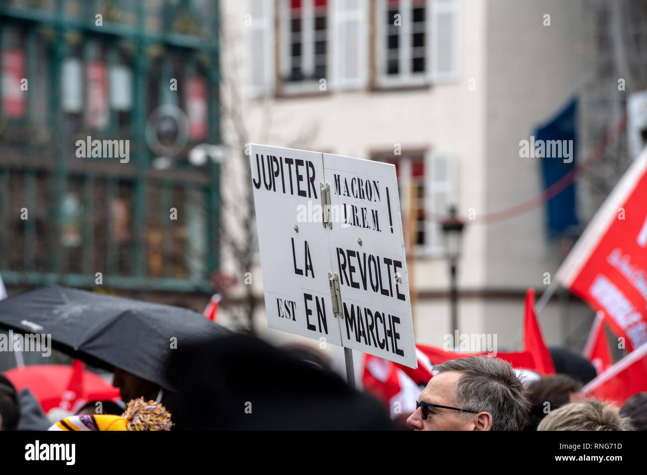 Strasburgo, Francia - Mar 22, 2018: CGT Confederazione Generale del Lavoro Lavoratori con striscione alla manifestazione di protesta contro Macron governo francese string delle riforme - Persone con Giove Macron poster Foto Stock