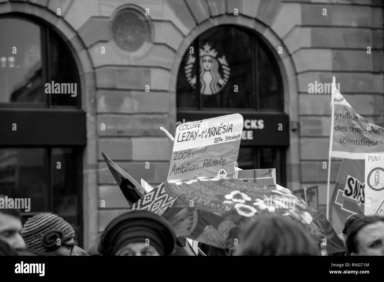 Strasburgo, Francia - Mar 22, 2018: gente radunarsi in Place Kleber square durante la CGT Confederazione Generale del Lavoro la dimostrazione di protesta contro Macron governo francese string delle riforme - le persone con diversi cartelloni Foto Stock