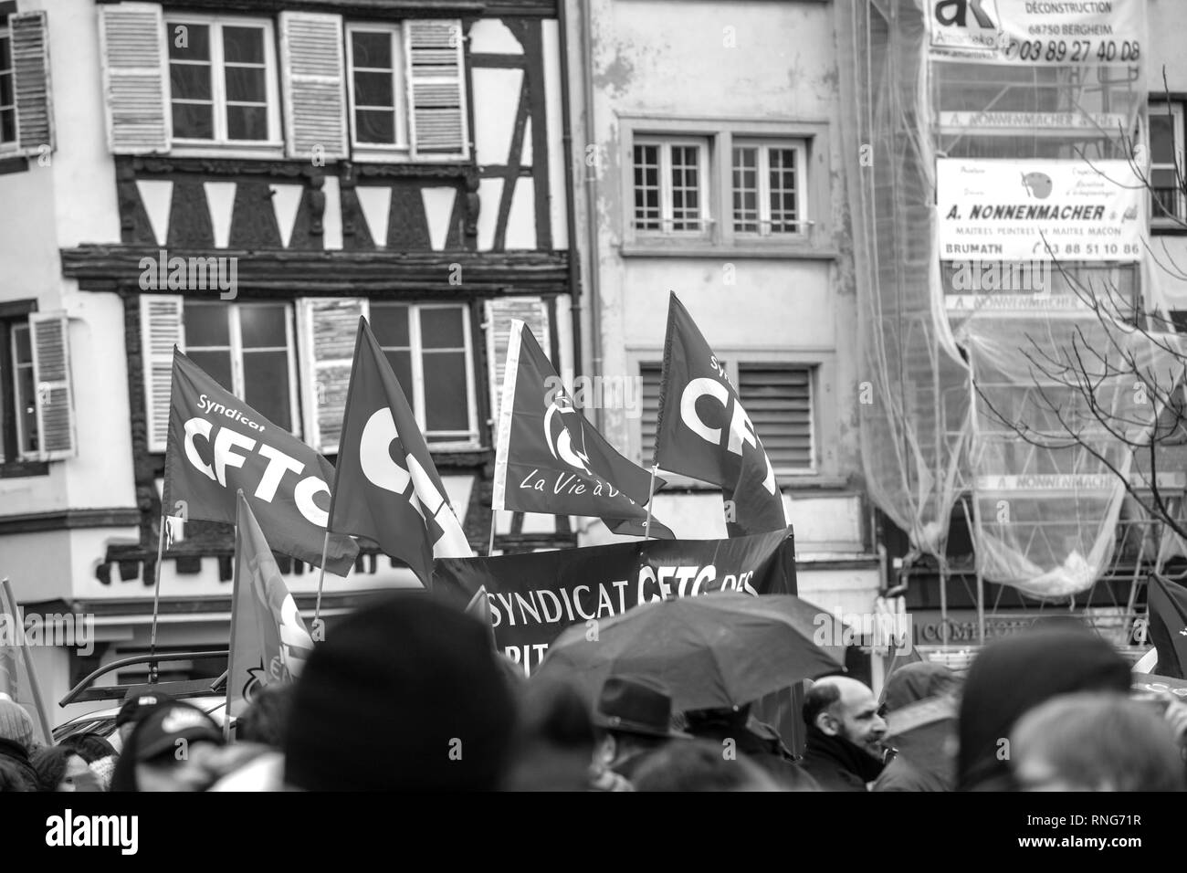 Strasburgo, Francia - Mar 22, 2018: gente radunarsi in Place Kleber square durante la CGT Confederazione Generale del Lavoro la dimostrazione di protesta contro Macron governo francese string delle riforme - bandiere e cartelli contro la costruzione di sfondo Foto Stock