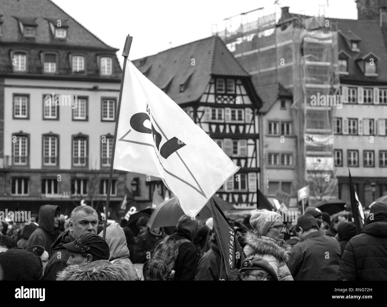 Strasburgo, Francia - Mar 22, 2018: gente radunarsi in Place Kleber square durante la CGT Confederazione Generale del Lavoro la dimostrazione di protesta contro Macron governo francese string delle riforme - Persone con cartelli in piazza centrale Foto Stock