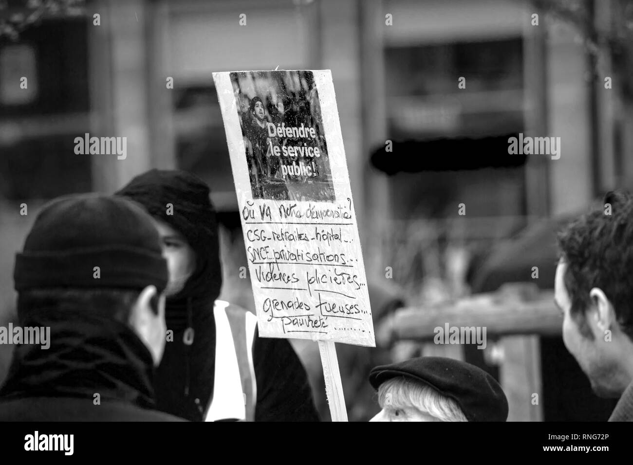 Strasburgo, Francia - Mar 22, 2018: gente radunarsi in Place Kleber square durante la CGT Confederazione Generale del Lavoro la dimostrazione di protesta contro Macron governo francese string delle riforme - Persone azienda cartelloni con prostests workds e immagini Foto Stock
