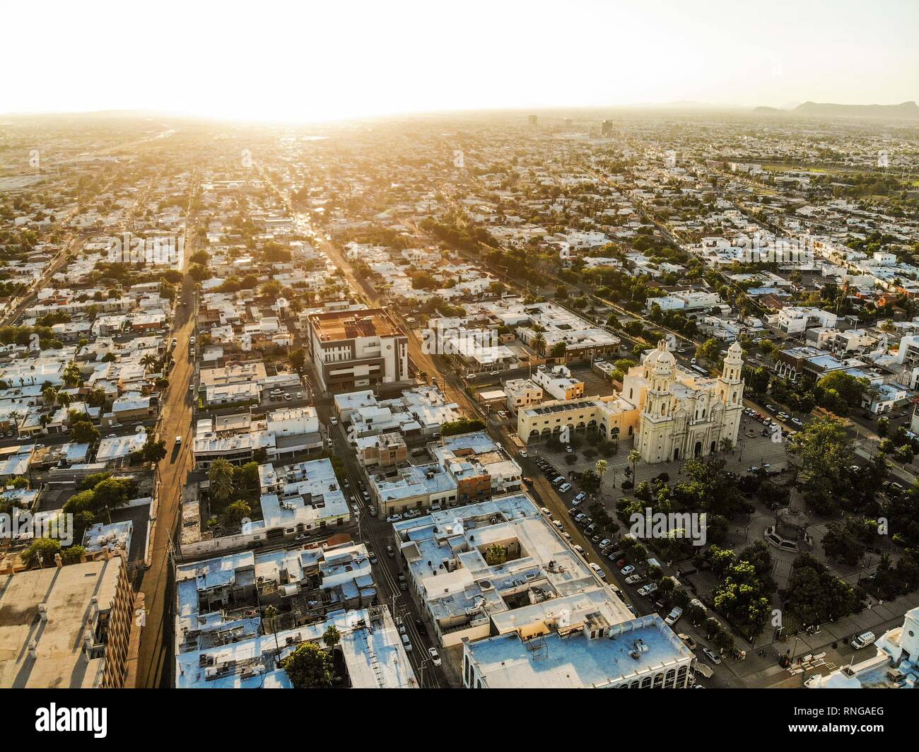 Vista aerea della Cattedrale, Zaragoza Square, il Palazzo del Governo nel centro di Hermosillo, Sonora.. Vista aerea de catedral, plaza Zaragoza, Foto Stock