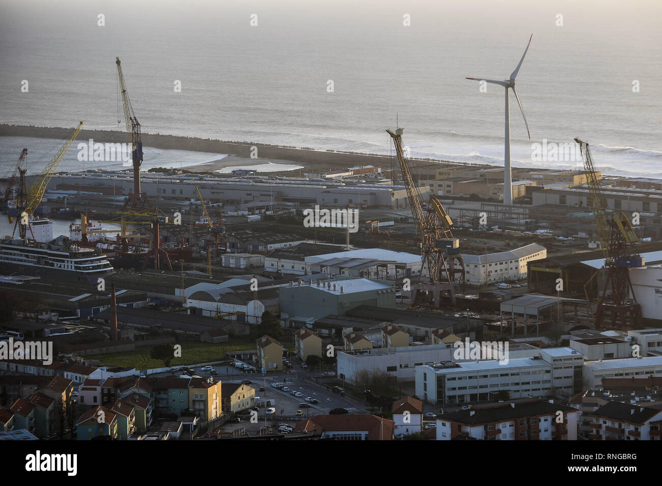 Una vista generale del mare occidentale Viana cantiere Enercon e pale di rotore factory tedesca. Viana do Castelo al di là di essere una città di tradizioni di pescatori, cantieri navali è noto anche per il grande impiego di energie reneweable settore. I cinque stabilimenti costruiti da Enercon nella città di Viana do Castelo dal 2007 impiegano circa 1.400 lavoratori, di modo che la multinazionale è già il più grande datore di lavoro privato in Alto Minho. Il gruppo tedesco ha già installato più di 1.000 turbine eoliche del proprio in Portogallo, per un totale di 2.500 megawatt (MW). Enercon rappresenta più della metà del totale installata Foto Stock