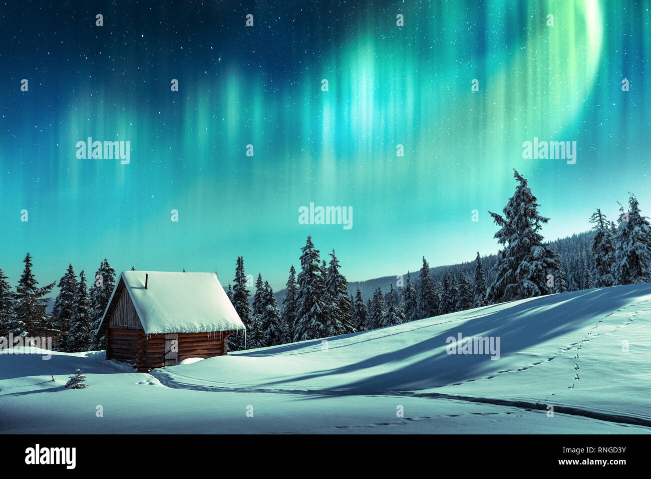 Fantastico paesaggio invernale con casa in legno in montagna innevata e northen luce nel cielo notturno Foto Stock