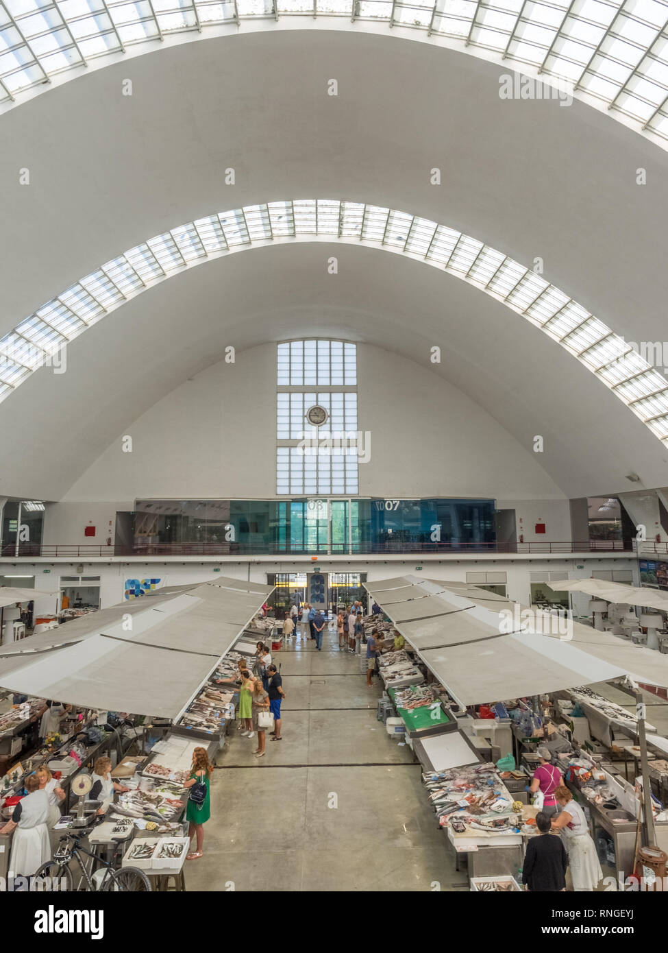 Moderno, pulito e arioso e luminoso Matosinhos municipal mercato coperto con una curva a forma di cupola di vedere attraverso il tetto di vetro vicino a Porto in Portogallo Foto Stock